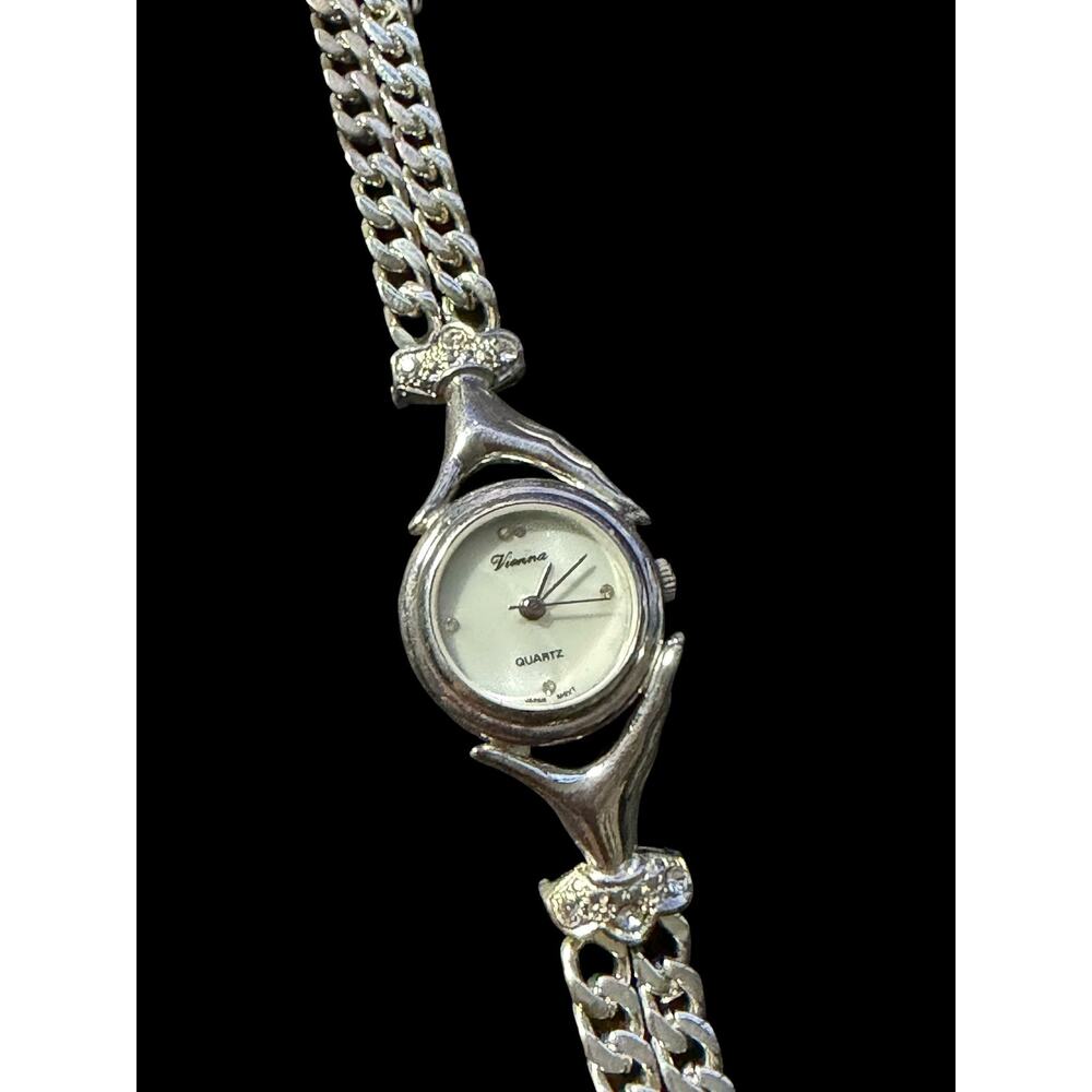 Vienna Ladies Quartz Watch Silver Tone Chain Bracelet Novelty Hand Design